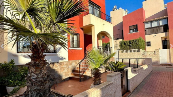 Beautiful semi-detached villa for sale in the exclusive residential area of Habaneras!