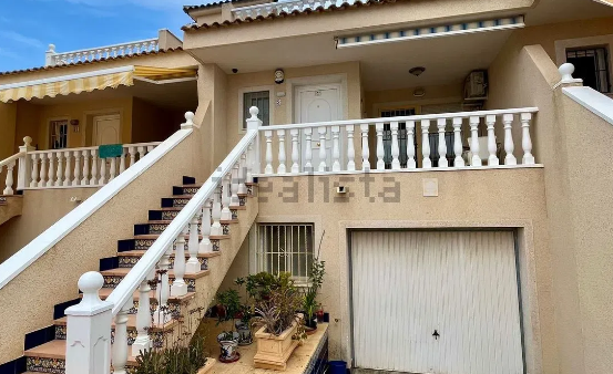 Villa pareada en venta en calle Pilar Miró